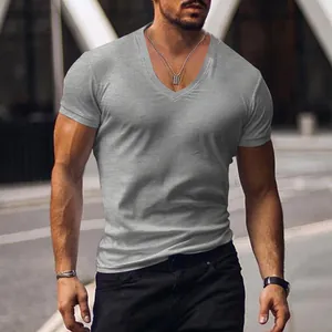 Vue détaillée d'un t-shirt gris à col en V pour homme avec une coupe ajustée