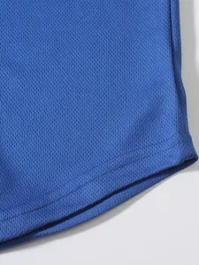 Primo piano del tessuto a rete traspirante blu su canotta sportiva da uomo con bordo cucito.