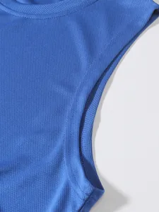 Vista macro del dettaglio in tessuto mesh blu traspirante di un gilet fitness da uomo