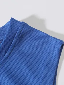 Dettaglio ravvicinato del tessuto a rete blu di una canotta sportiva traspirante da uomo