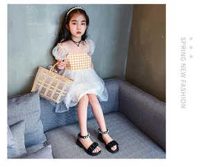 Vue détaillée des sandales noires pour filles avec perles sur un modèle asiatique
