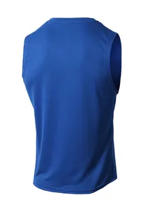 Vista posteriore di una canotta sportiva blu in mesh traspirante con trama del tessuto
