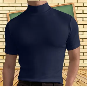 Detalle de camiseta de algodón azul marino con cuello alto para hombre.
