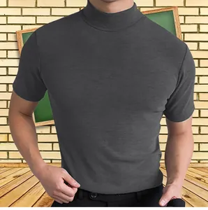 Vista detallada de una camiseta de hombre gris marengo con cuello perkins y manga corta