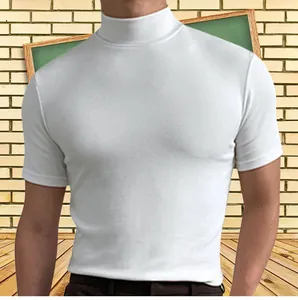 Detalle de camiseta blanca de cuello alto para hombre, manga corta y diseño ajustado