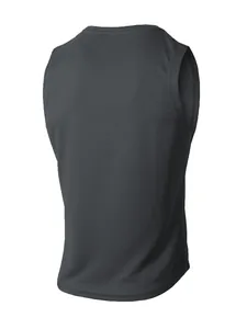 Vista posteriore di canotta sportiva grigio scuro in mesh traspirante per uomo sportivo