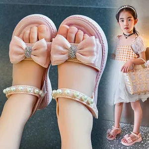Rosafarbene Mädchensandalen mit Schleifen-Strass und Perlenknöchelriemen.
