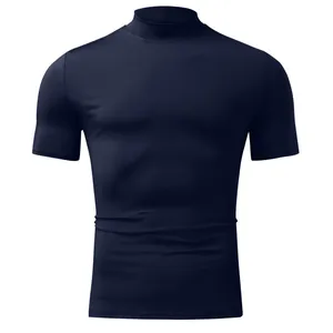 Vista detallada de camiseta azul marino de manga corta con cuello alto para hombre