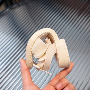Sandales beiges souples pour filles avec perles élégantes et nœud décoratif en résille