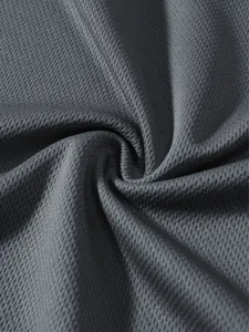 Macro della trama del tessuto a rete grigio traspirante per canotta sportiva da uomo
