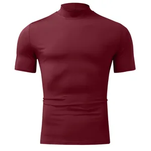Primer plano de una camiseta burdeos de hombre con cuello cisne y manga corta, de corte ajustado