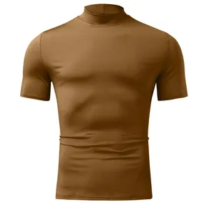 Detalle de camiseta para hombre de color marrón, corte ajustado, cuello alto y manga corta