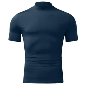 Detalle de una camiseta de manga corta con cuello alto y corte ajustado para hombre.