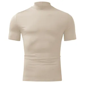 Primer plano que muestra el cuello alto y las costuras de este sencillo t-shirt beige