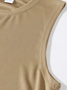 Primo piano del tessuto a rete traspirante e dello scollo di una canotta uomo color kaki