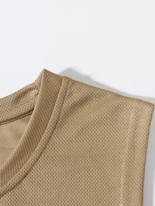 Dettaglio del tessuto mesh kaki di una canotta sportiva da uomo traspirante rapida