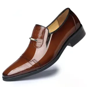 Detailsicht brauner Herrenschuhe mit Farbverlauf, Krokoprägung und Metallschnalle
