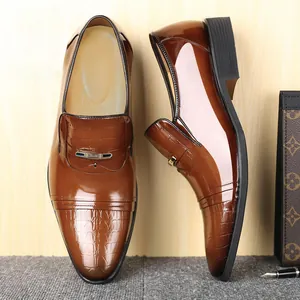 Braune Herrenlederschuhe mit Farbverlauf und Krokodilstruktur im Detail