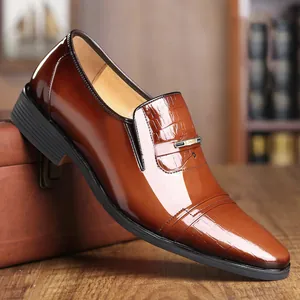Seitenansicht brauner Herrenschuhe aus Lackleder mit Farbverlauf und Krokodilstruktur.