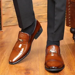 Detaillierte Ansicht der braunen Herren-Lederschuhe mit Farbverlauf und Krokoprägung