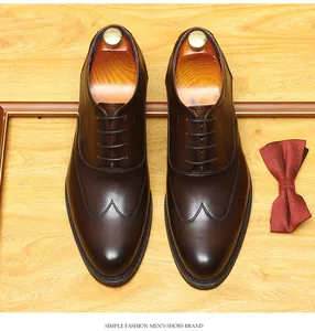 Draufsicht auf braune Herren-Oxfordschuhe aus Leder mit Hochzeitsaccessoires