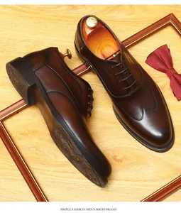 Elegante braune Oxford-Schuhe aus Leder für Herren mit poliertem Finish und Wingtip-Detail.