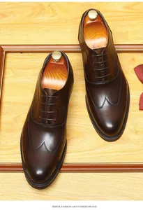 Draufsicht auf hochwertige dunkelbraune Leder-Oxfordschuhe für Herren mit Flügelkappendetail