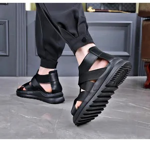 Detalle de sandalias romanas de cuero para hombre con una suela gruesa y antideslizante.