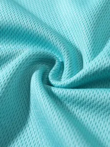 Dettaglio macro del tessuto a rete traspirante blu chiaro per canotta sportiva uomo.
