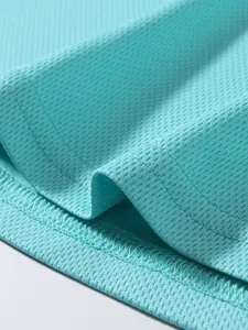 Vista macro del tessuto mesh traspirante azzurro per canotta sportiva da uomo