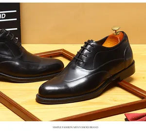 Nahaufnahme schwarzer Herren-Oxford-Schuhe aus Leder mit eleganten Nähten