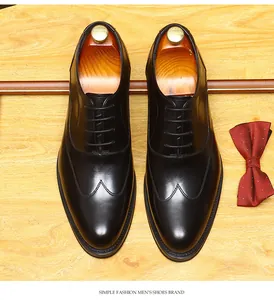 Draufsicht auf schwarze Budapester Lederschuhe für formelle Herren-Geschäftskleidung