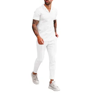 Detail van wit wafelgebreid heren vrijetijdsset met poloshirt en bijpassende lange broek