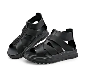 Vista detallada de sandalias romanas altas negras para hombre con cremallera frontal