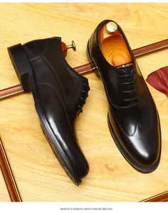 Seitenansicht schwarzer Oxford-Herrenschuhe aus Leder mit versteckter Erhöhung