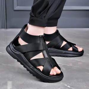 Sandalias romanas de caña alta para hombre en negro con cremallera frontal y suela blanda.