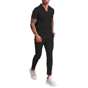 Stijlvolle zwarte wafelgebreide set voor heren met poloshirt en slim fit broek