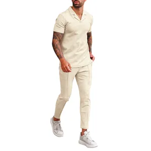 Detailweergave van beige heren poloshirt in wafelbreisel en bijpassende vrijetijdsbroek
