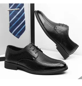Detailansicht der schwarzen, perforierten Herren-Business-Schuhe mit Schnürung für Sommer