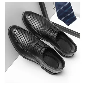 Detailansicht der schwarzen, durchbrochenen Business-Formalschuhe aus Leder mit Schnürung