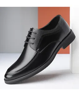 Detailansicht klassischer schwarzer Herren-Business-Lederschuhe mit Schnürung im Seitenprofil