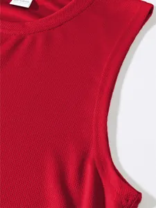 Vista macro dettagliata del tessuto a rete rosso traspirante su questo gilet sportivo da uomo