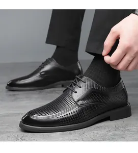 Detailansicht von schwarzen, perforierten Business-Herrenschuhen für den Sommer