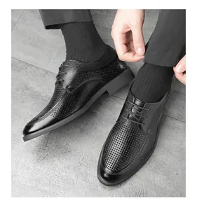 Detailaufnahme der schwarzen, perforierten Herren-Business-Schuhe mit klassischer Schnürung