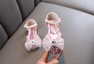 Nahaufnahme rosa Glitzer Mädchen Prinzessin Schuhe mit Schleife und Herzdetail