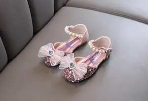 Detailansicht der pinkfarbenen Glitzer-Prinzessinnenschuhe für Mädchen mit Herzjuwel