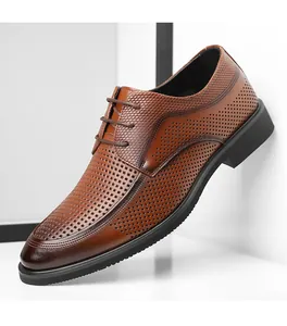 Detailansicht brauner Leder-Oxfords mit atmungsaktivem Lochmuster für den Sommeranzug.