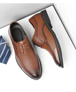 Detaillierte Draufsicht auf braun perforierte Business-Lederschuhe für Herren im Sommer