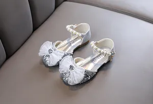 Detailansicht silberne Mädchen-Prinzessinenschuhe mit Netzschleifen und Perlenriemen