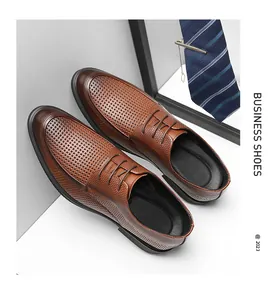 Nahaufnahme von braunem perforiertem Leder und Schnürdesign für Herren-Business-Schuhe.